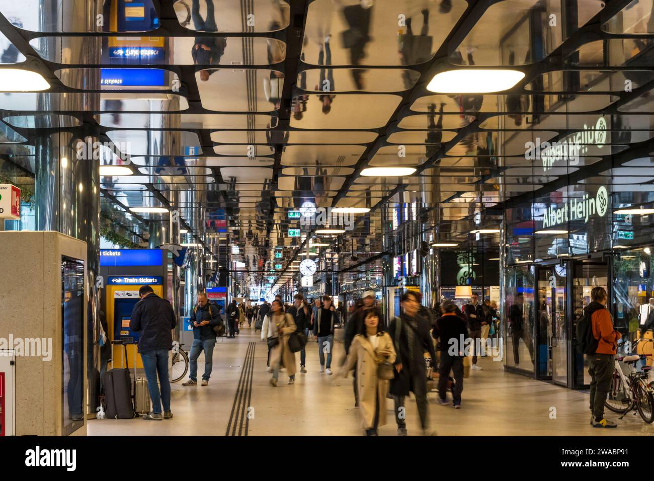 Magasins à la gare centrale d'Amsterdam. Banque D'Images