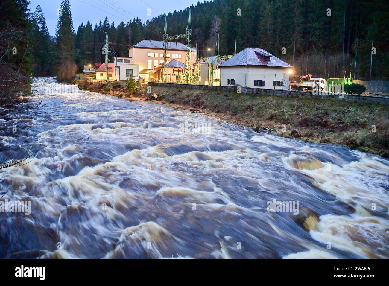 Cenkova Pila, République tchèque. 03 janvier 2024. De fortes pluies ont élevé le niveau de la rivière Vydra, qui était au niveau d'inondation deux, à Cenkova Pila, République tchèque, le 3 janvier 2024. Crédit : Vaclav Pancer/CTK photo/Alamy Live News Banque D'Images