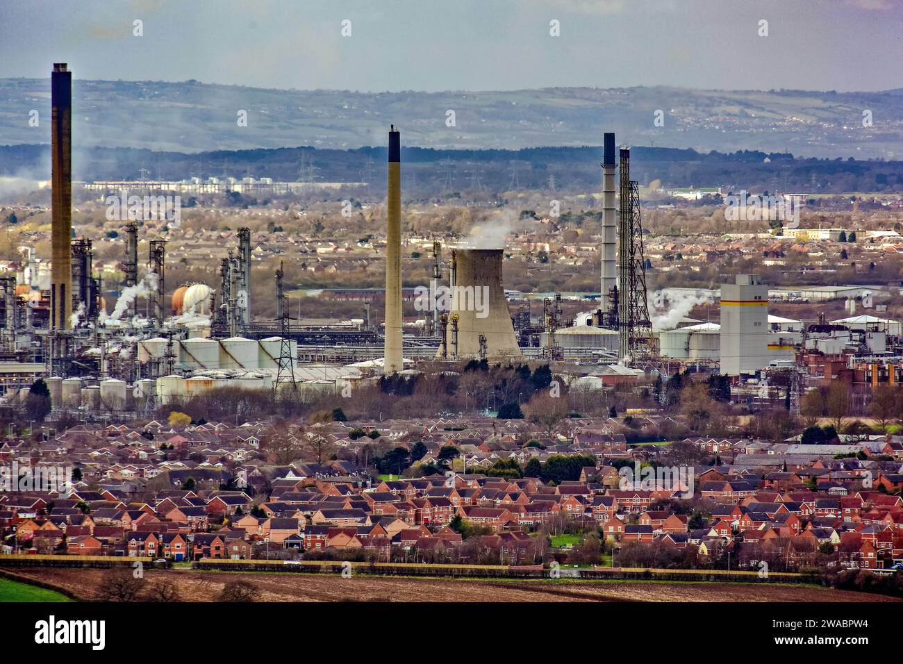 Partie du complexe pétrochimique Ineos à Stanlow dans le Cheshire avec le village d'Elton au premier plan. Banque D'Images