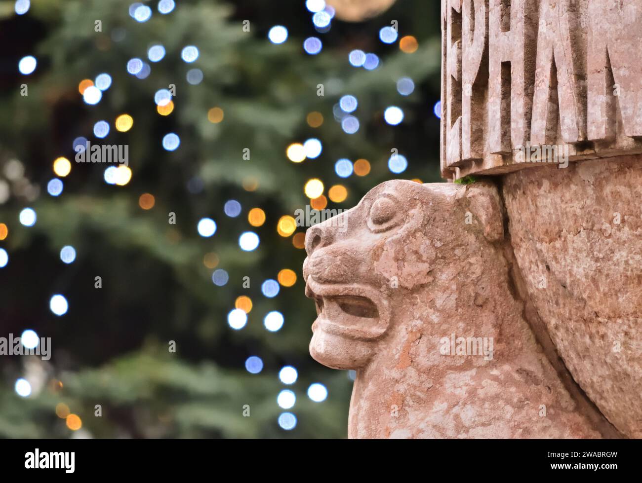 Globus crucifer, détail à Szekesfehervar, Hongrie avec des lumières festives Banque D'Images