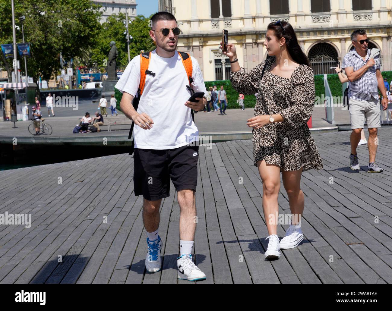 Barcelone, Espagne - 26 mai 2022 : jeunes couples promenades et photographies à la hâte, visites de courte durée par des horaires arrangés de l'itinéraire touristique Banque D'Images