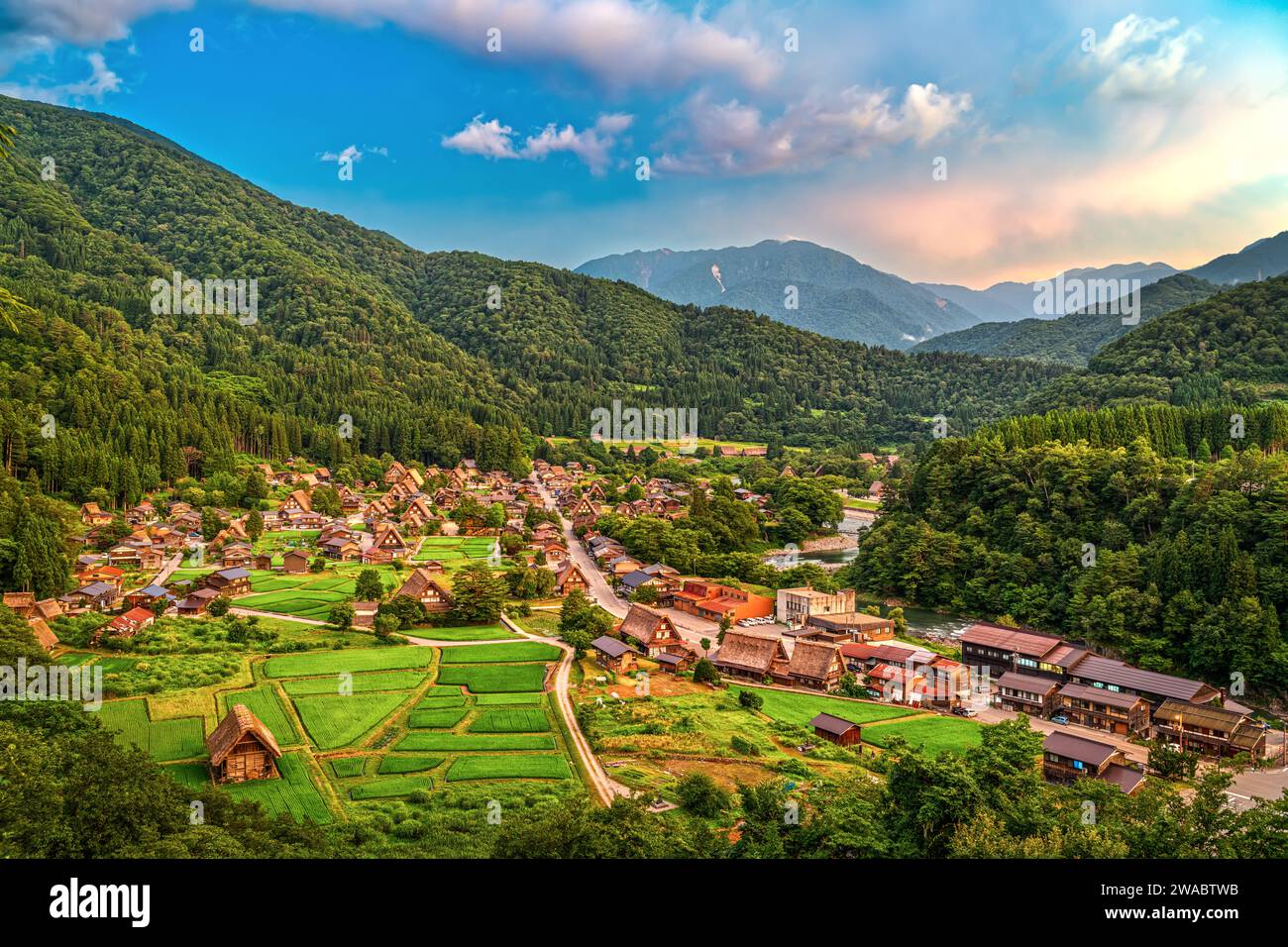 Ogimachi, Shirakawa, Japon au crépuscule. Banque D'Images