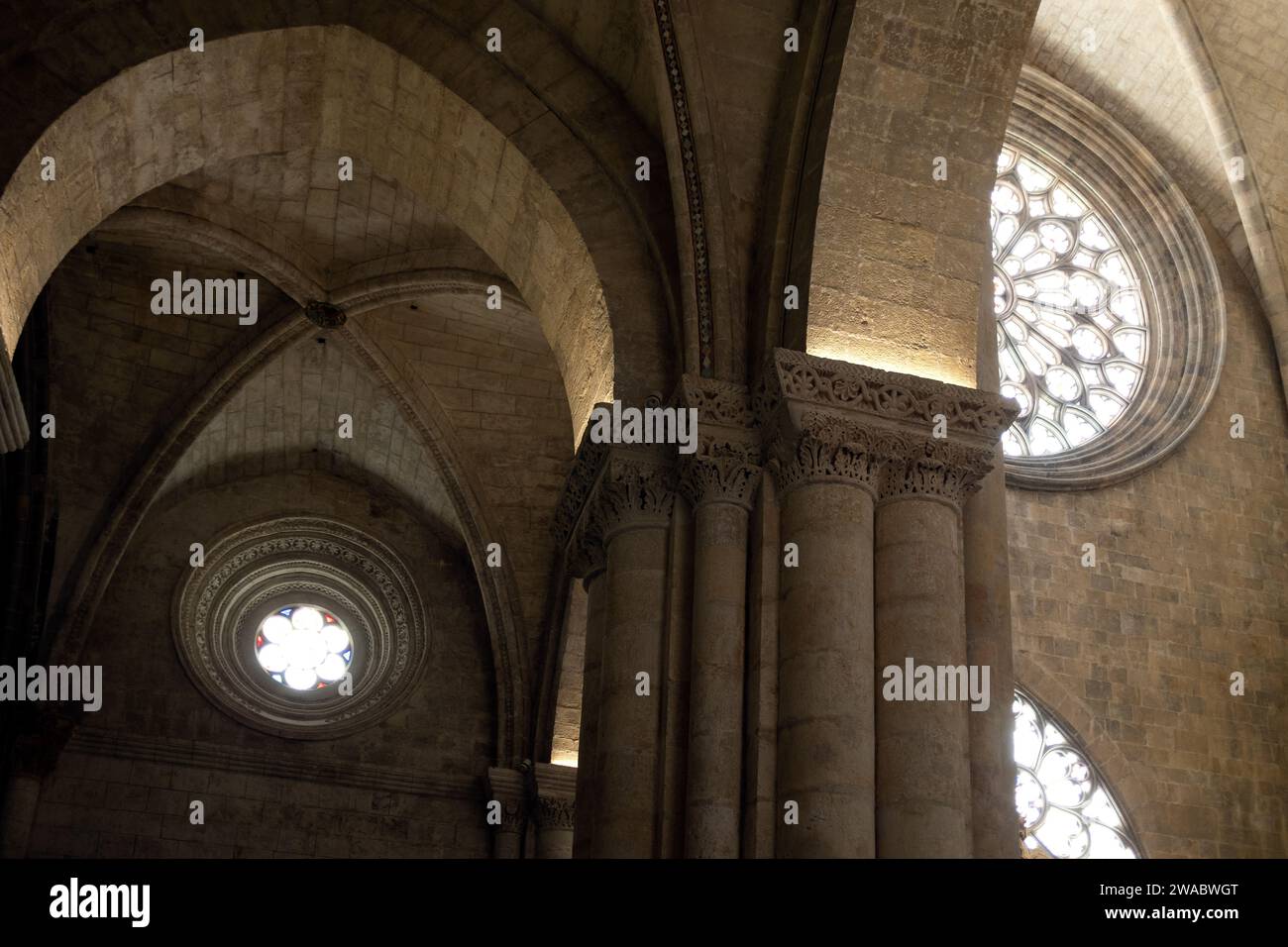 Tarragone, Espagne - 14 janvier 2022 : les intérieurs de la cathédrale de Tarragone dégagent une atmosphère mystique avec des vitraux colorés et un monument Banque D'Images