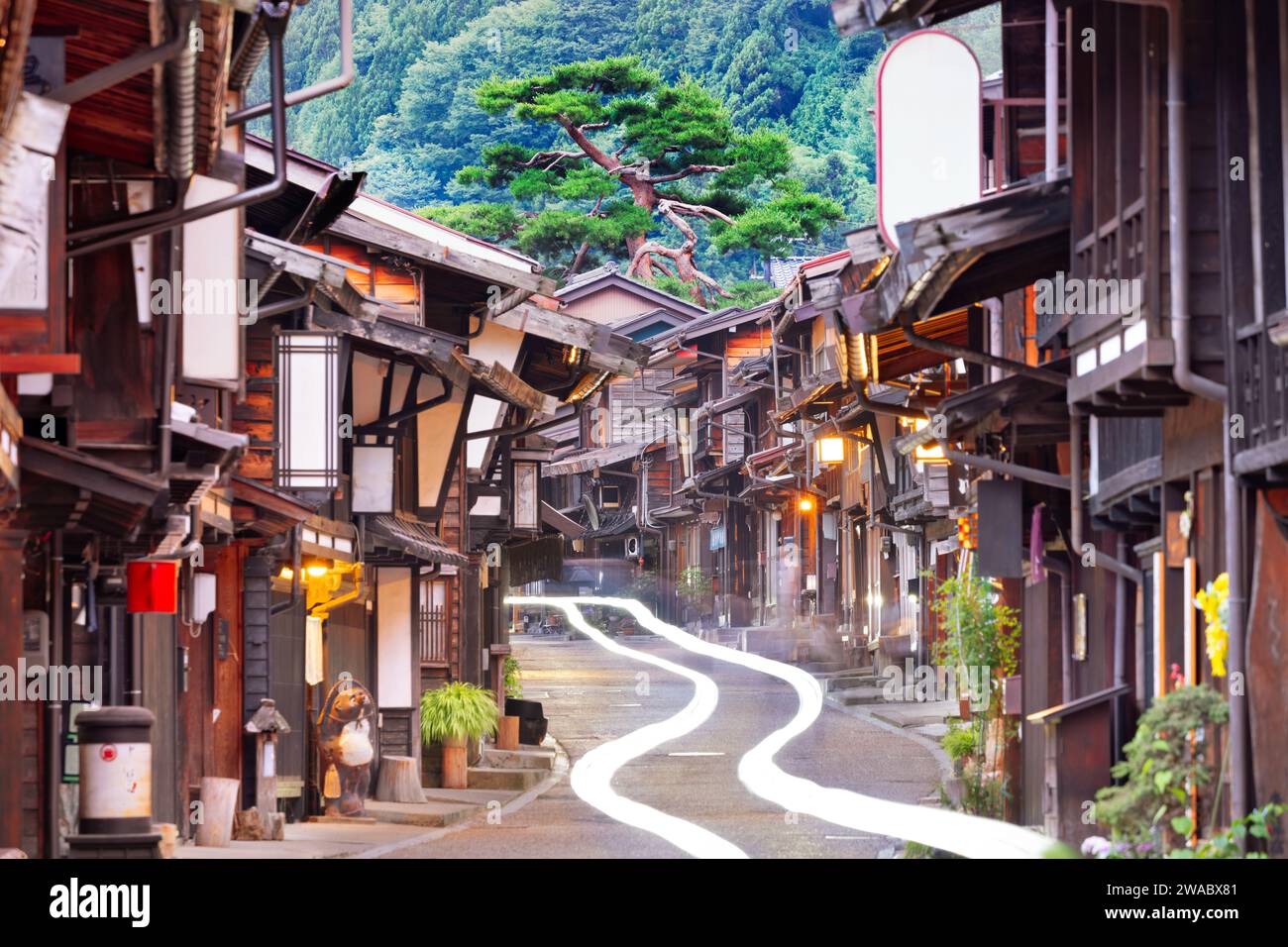 Narai-juku, Nagano, Japon ville postale historique le long de la route historique Nakasendo au crépuscule. Banque D'Images