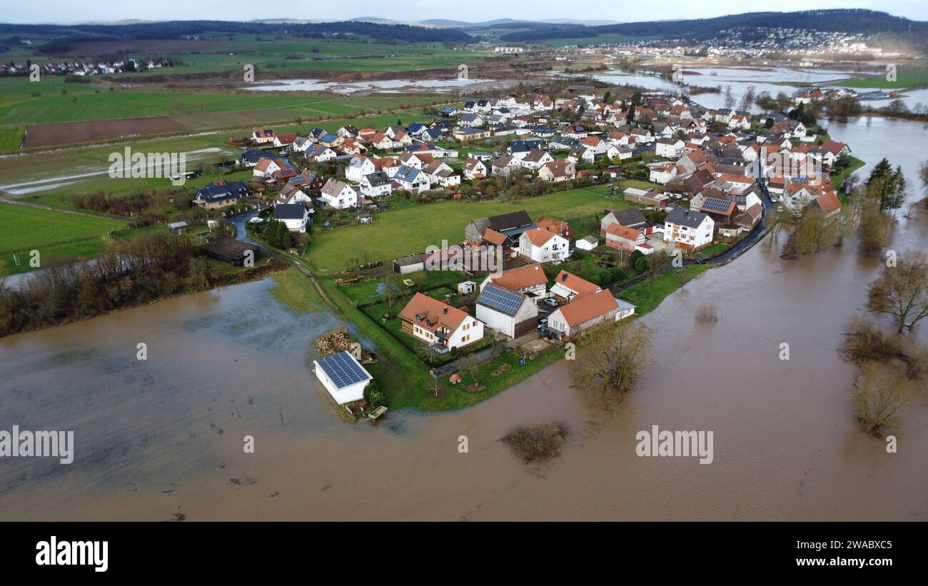03 janvier 2024, Hesse, Roth (landkreis Marburg-Biedenkopf) : inondations dans le district de Marburg-Biedenkopf. Le Lahn a fait éclater ses berges. La situation des inondations en Hesse est tendue. (Photo prise avec un drone) photo : Nadine Weigel/dpa Banque D'Images