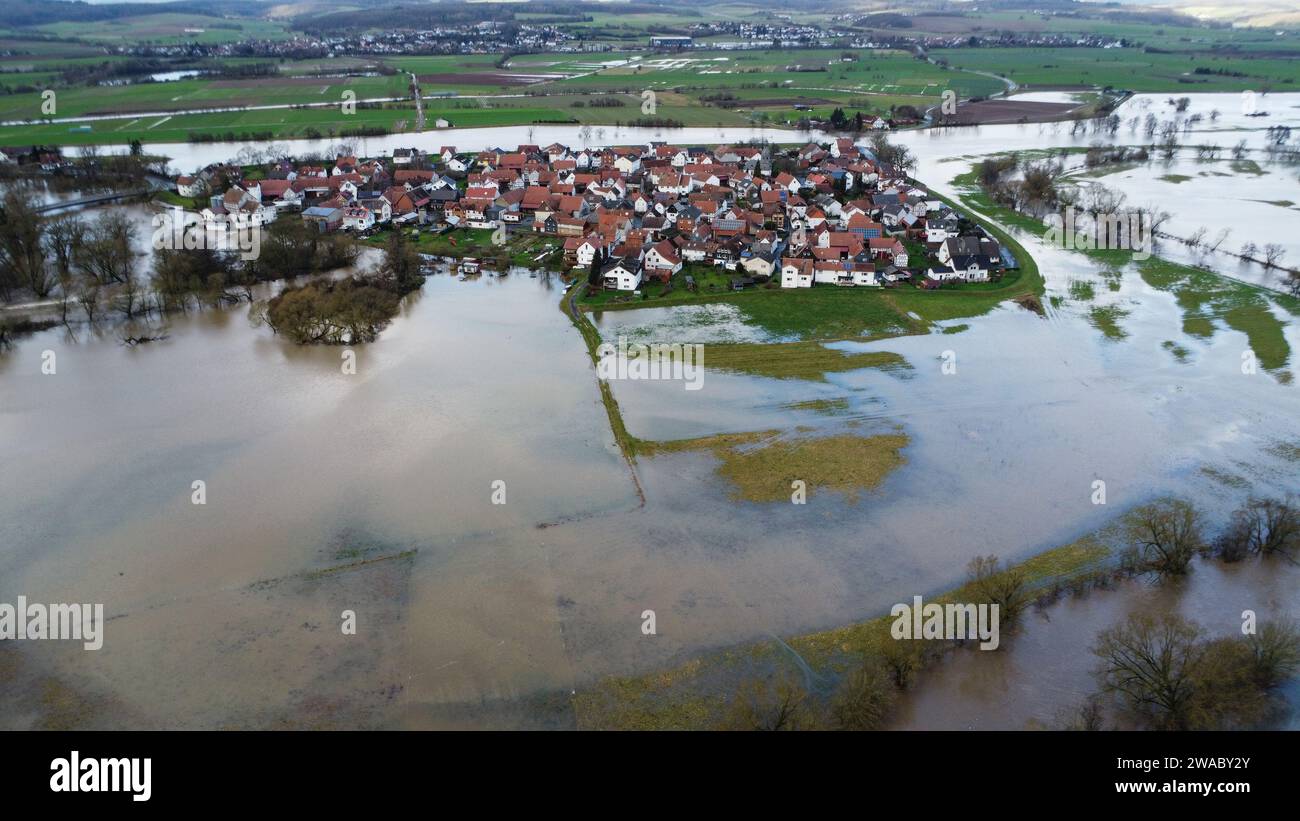 03 janvier 2024, Hesse, Roth (landkreis Marburg-Biedenkopf) : inondations dans le district de Marburg-Biedenkopf. Le Lahn a fait éclater ses berges. La situation des inondations en Hesse est tendue. (Photo prise avec un drone) photo : Nadine Weigel/DPA/Nadine Weigel/dpa Banque D'Images