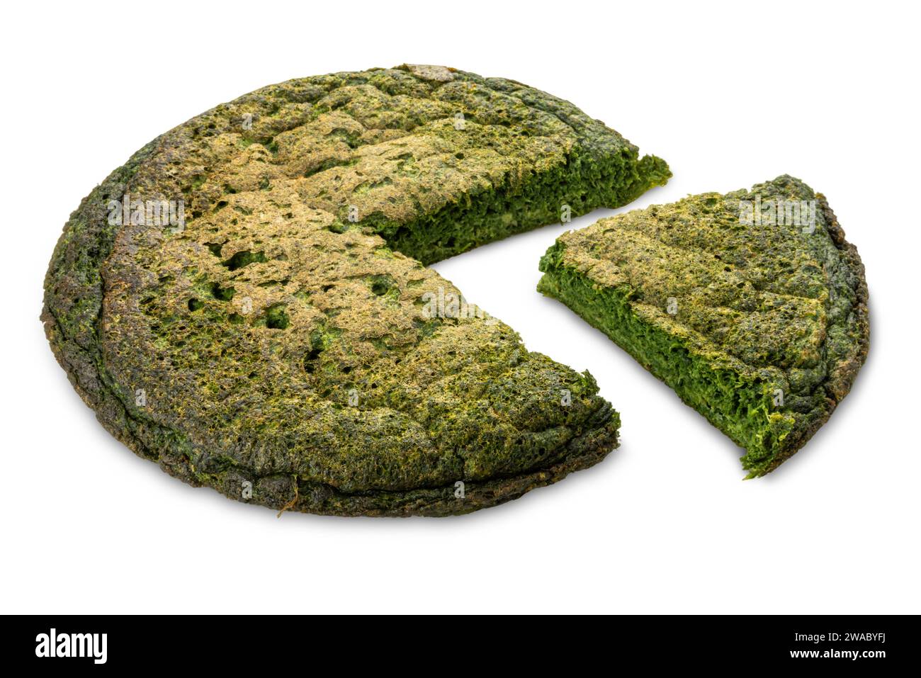 Tarte aux œufs ronds verts et aux épinards à omelettes avec tranche coupée isolée sur blanc avec chemin de détourage inclus Banque D'Images