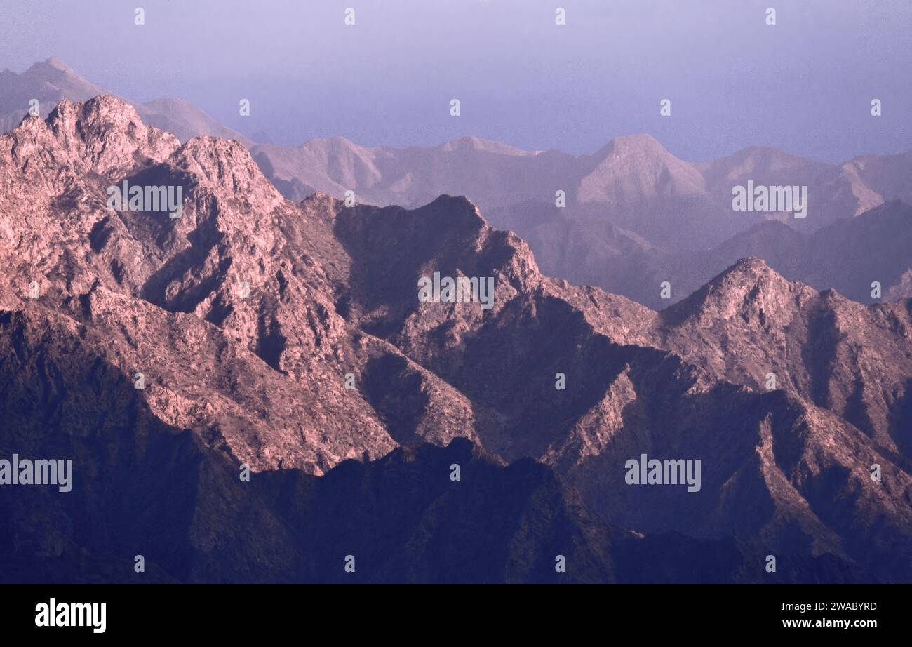 Arabie Saoudite les vallées et sommets des montagnes ASiR tôt le matin Banque D'Images