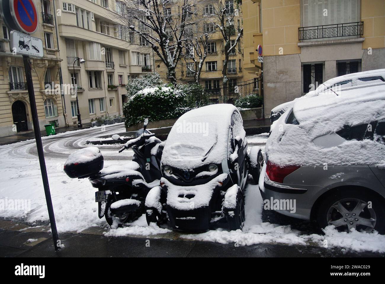 Neige inattendue à Paris. Rue, voitures couvertes de neige. Banque D'Images