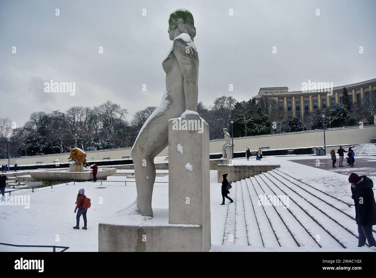 Neige inattendue à Paris. Jardin du Trocadéro. Les sculptures en pierre « Homme » et « Femme » sont recouvertes de neige. Banque D'Images