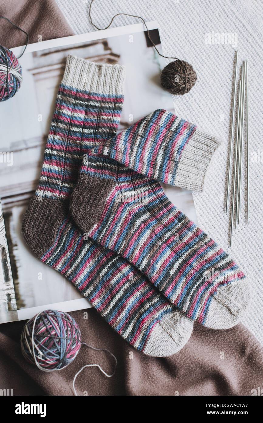 Chaussettes tricotées à la main avec aiguilles et boule de fil. Concept pour la main et l'hygge vie lente. Banque D'Images