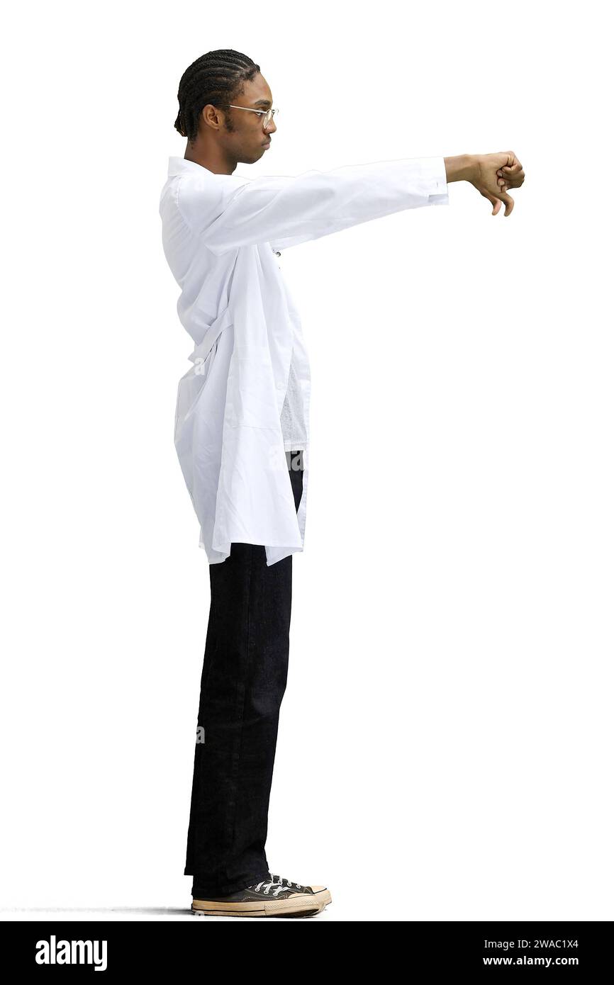 Un médecin masculin, sur fond blanc, en pleine hauteur, montre ses pouces vers le bas Banque D'Images