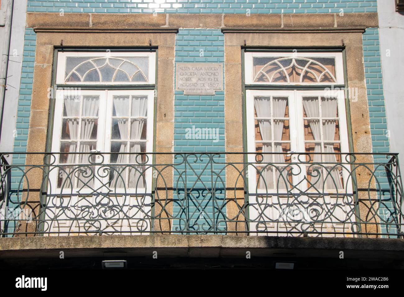 Façade typique de palais, carrelée d'azulejos, dans le quartier de Ribeira à Porto au Portugal Banque D'Images