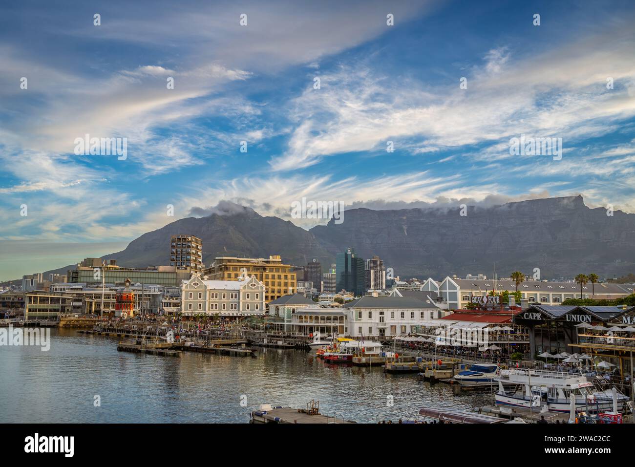 Vue sur le Cape Town Victoria & Alfred V&A Waterfront et Table Mountain au coucher du soleil en Afrique du Sud. Banque D'Images