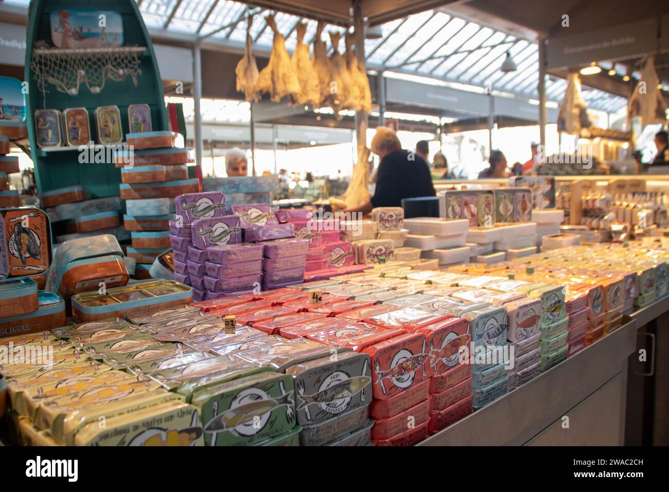 A Porto, Portugal, le 30 août - 2023 - marché Bolhao dans le centre de la ville avec des étals de poissons et de produits typiques Banque D'Images