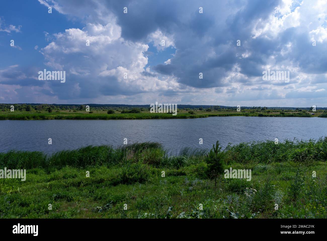 Vue sur le lac sacré du désert des Mammoth sur le territoire de l'ancienne St. Monastère Nicolas dans les environs du village de Mamontovo, Sosnovs Banque D'Images