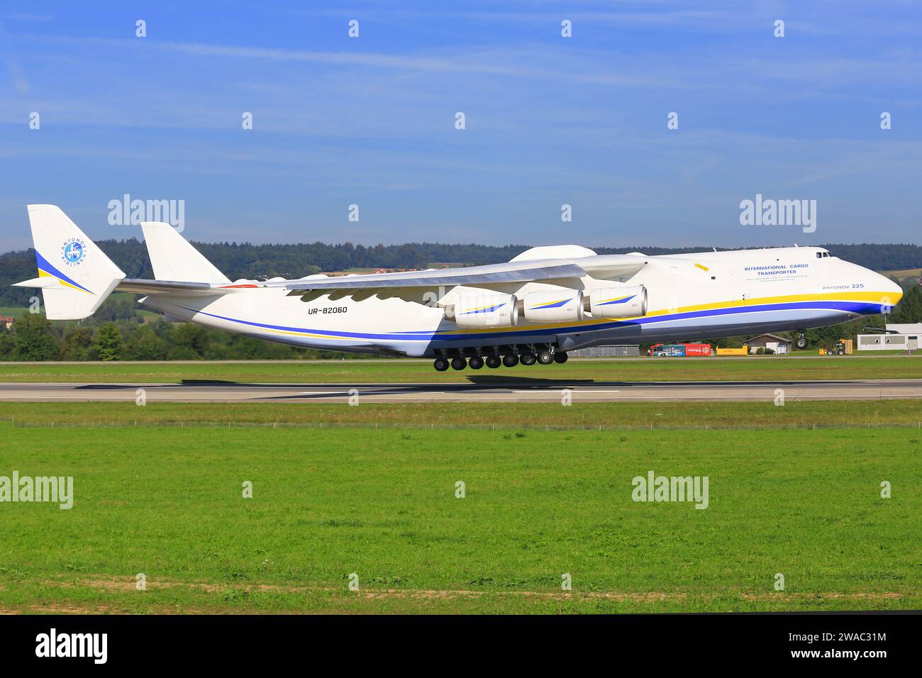 Zurich - Shwitzerland, le 23 septembre 2013 : Mirya Antonov an 225 d'Ukraine s'attarde à l'aéroport de Zurich Banque D'Images