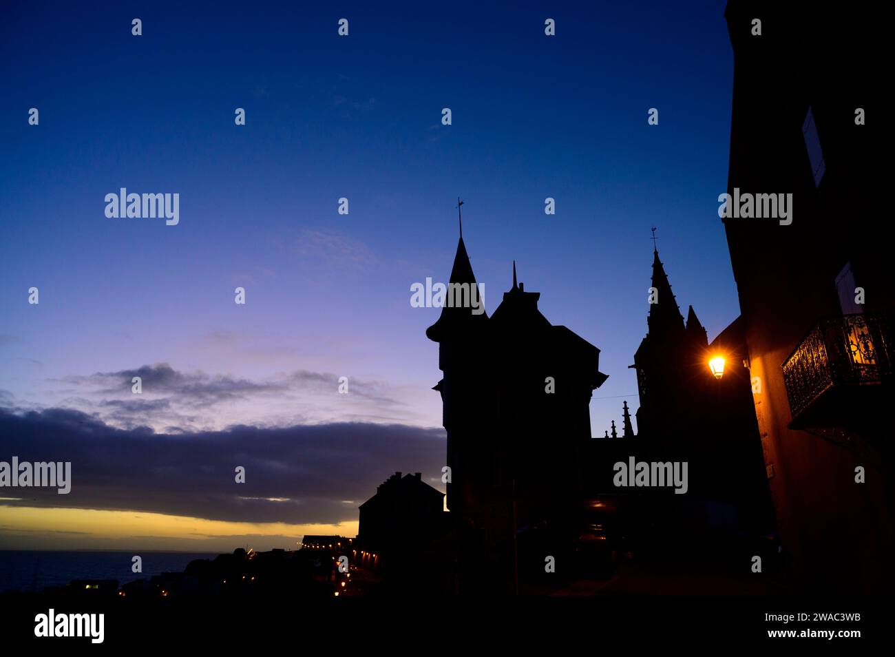 Coucher de soleil et ciel bleu au crépuscule avec des silhouettes de la Maison du Guet à Granville Banque D'Images