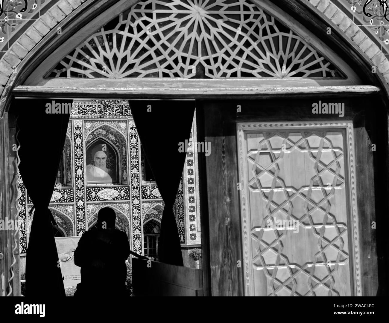 Téhéran (Téhéran), Iran 06.25.2023 : porte d'entrée d'Emamzadeh Saleh mosqeu et fond photo de l'imam khomeini. Banque D'Images