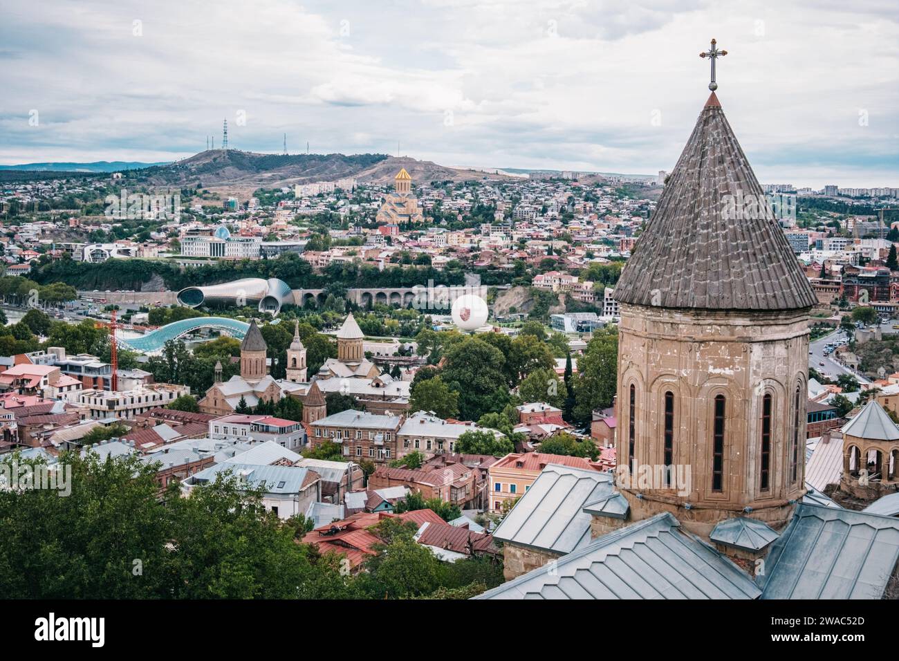 Vue depuis l'église Upper Betlemi sur la cathédrale de Sameba et la vieille ville de Tbilissi en Géorgie Banque D'Images