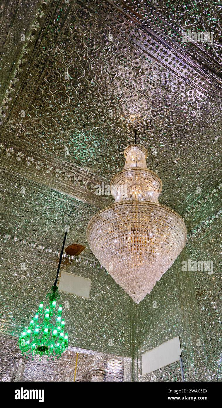 Photo à angle bas de l'intérieur de la mosquée Emamzadeh Saleh en Iran. Couvert de miroir et de cristal sur le mur de la mosquée Emamzadeh Saleh mosquée. Banque D'Images