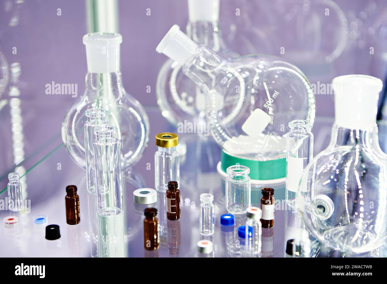 Boîtes, bouteilles, bocaux et flacons en verre de laboratoire Banque D'Images