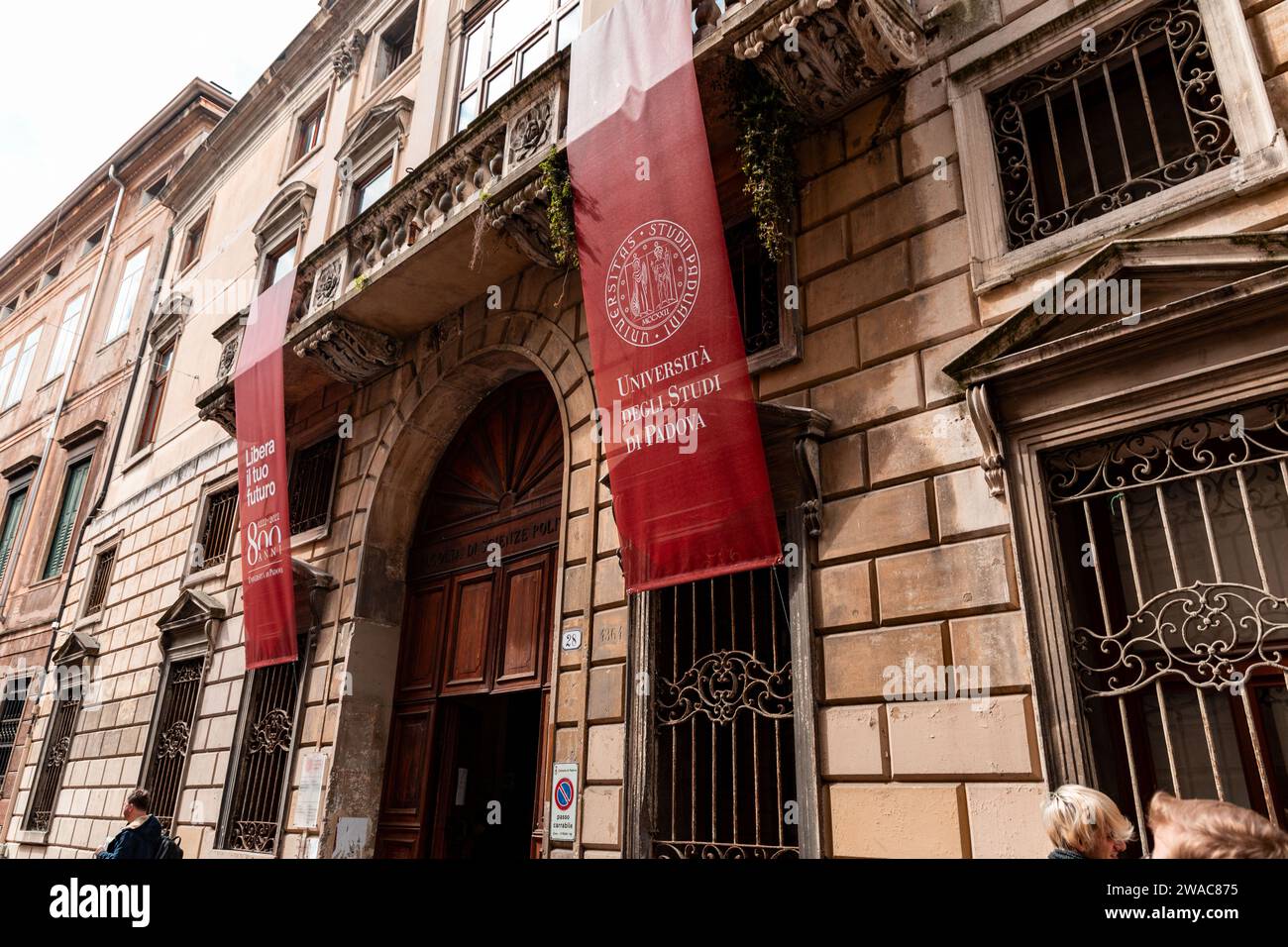 Padoue, Italie - 4 avril 2022: Entrée et façade de l'École d'économie et de sciences politiques de l'Université de Padoue sur via del Santo, Padoue, Banque D'Images