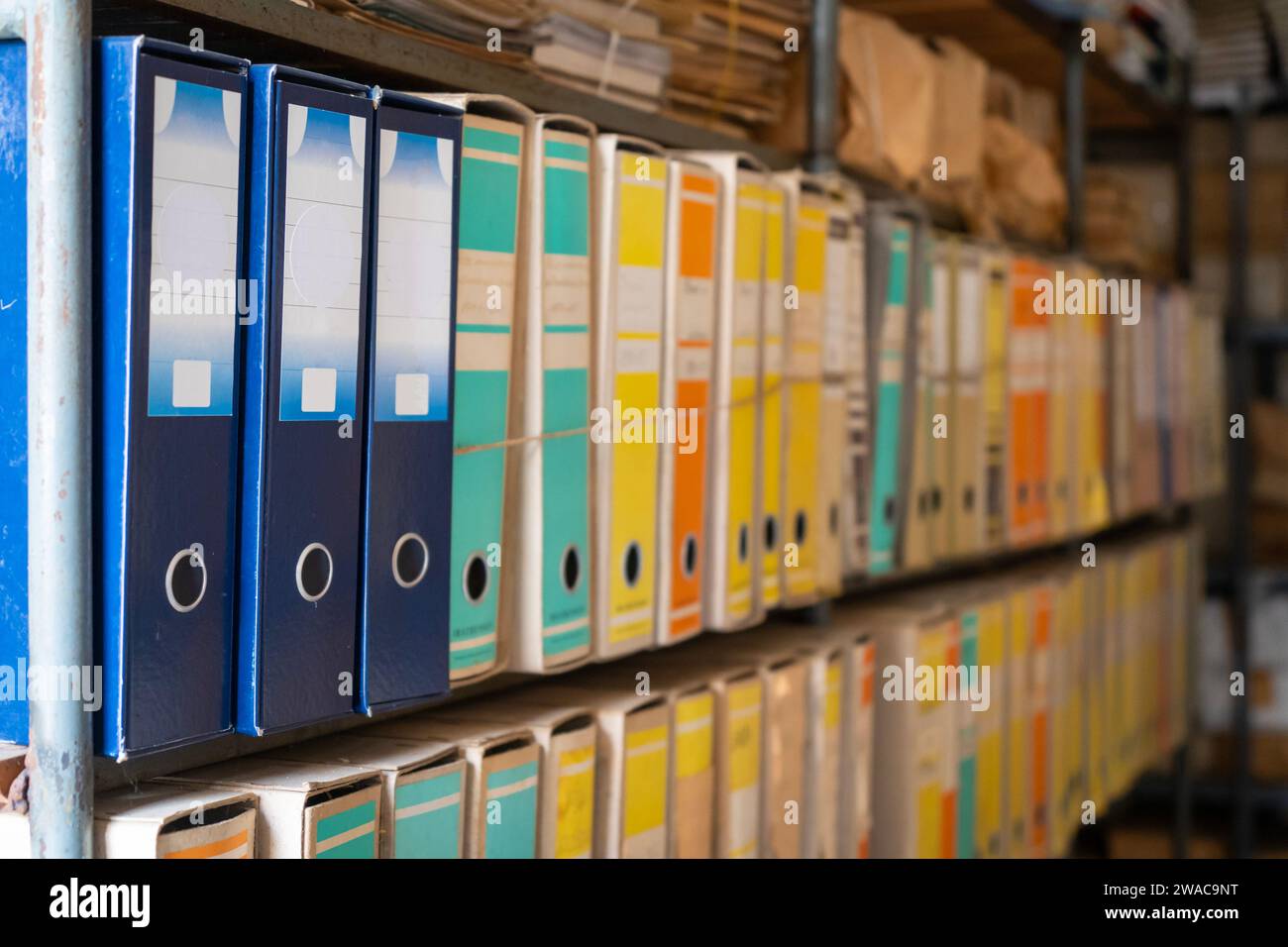 Vieux classeur avec des dossiers poussiéreux et colorés. Banque D'Images