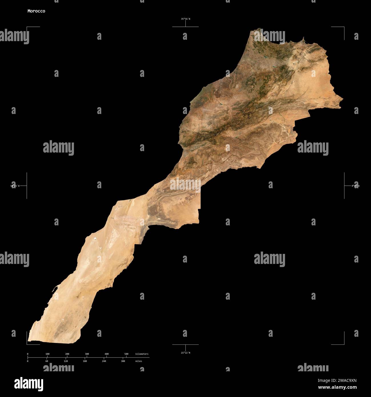 Forme d'une carte satellite à basse résolution du Maroc, avec échelle de distance et coordonnées de la frontière de la carte, isolé sur noir Banque D'Images