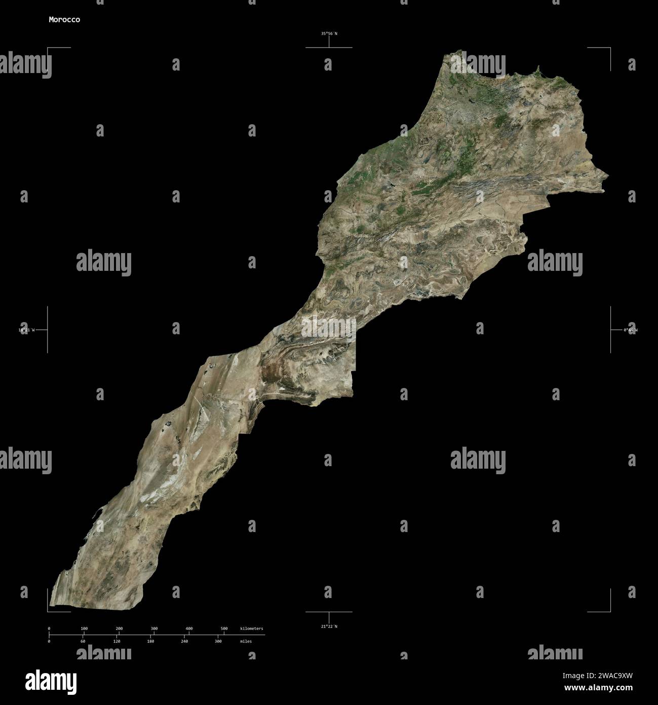 Forme d'une carte satellite à haute résolution du Maroc, avec échelle de distance et coordonnées de la frontière de la carte, isolé sur noir Banque D'Images