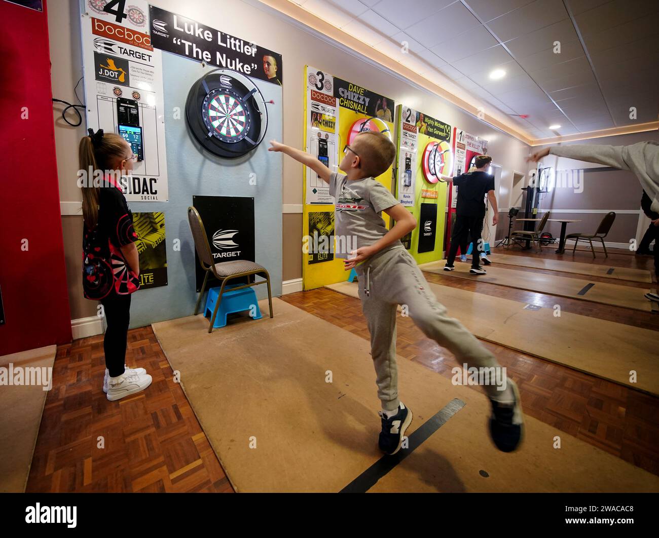 Les membres du club local de Luke Littler, la St Helen's Darts Academy