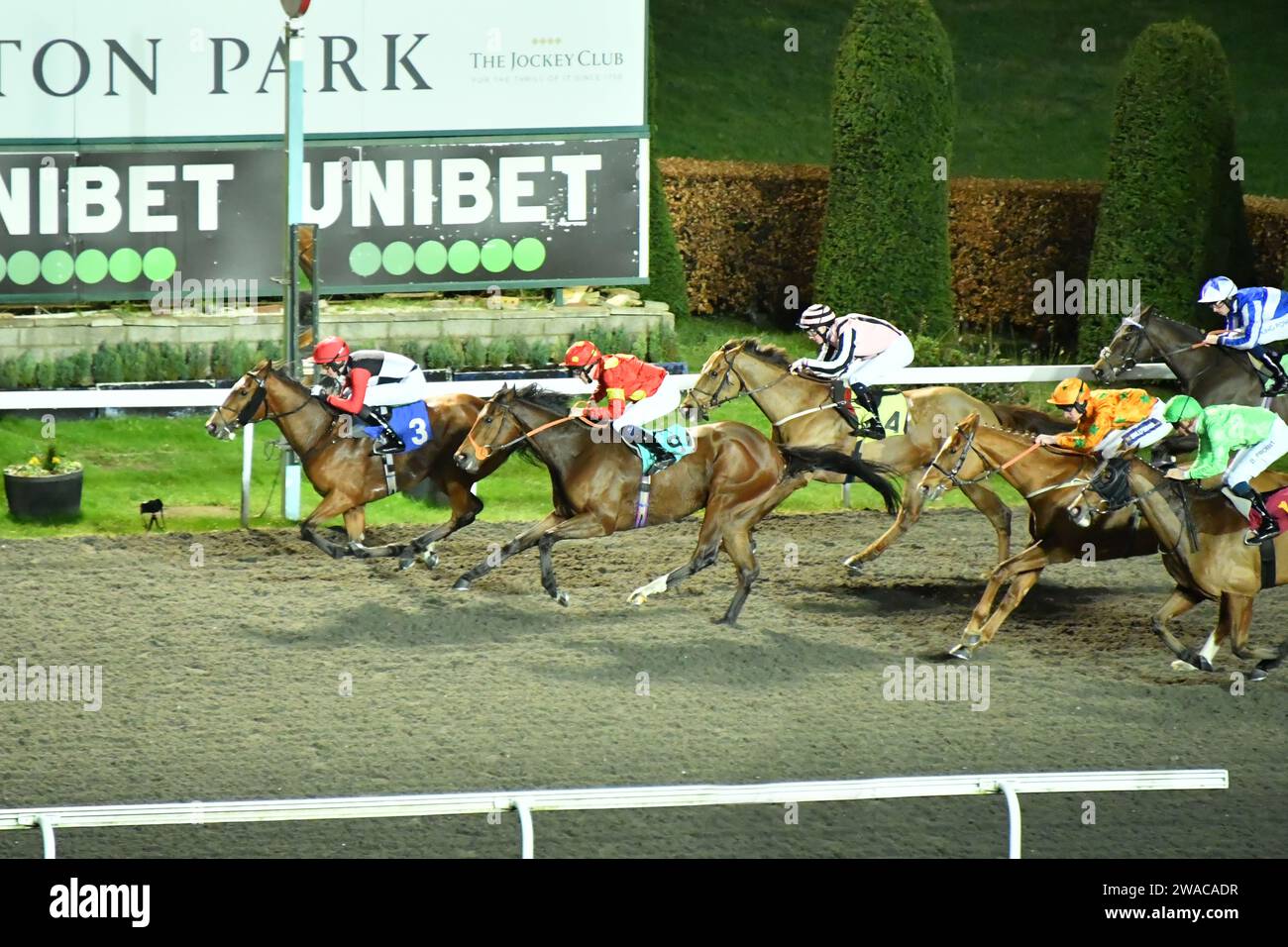 Londres, Royaume-Uni. 3 janvier 2023. Liseo (casquette rouge), monté par Ross Coakley, remporte les 19,30 Unibetsupport Safe Gambling handicap Stakes, devant God of Thunder (casquette orange et jaune tachetée), monté par Liam Keniry, à l'hippodrome de Kempton Park, Royaume-Uni. Crédit : Paul Blake/Alamy Live News. Banque D'Images