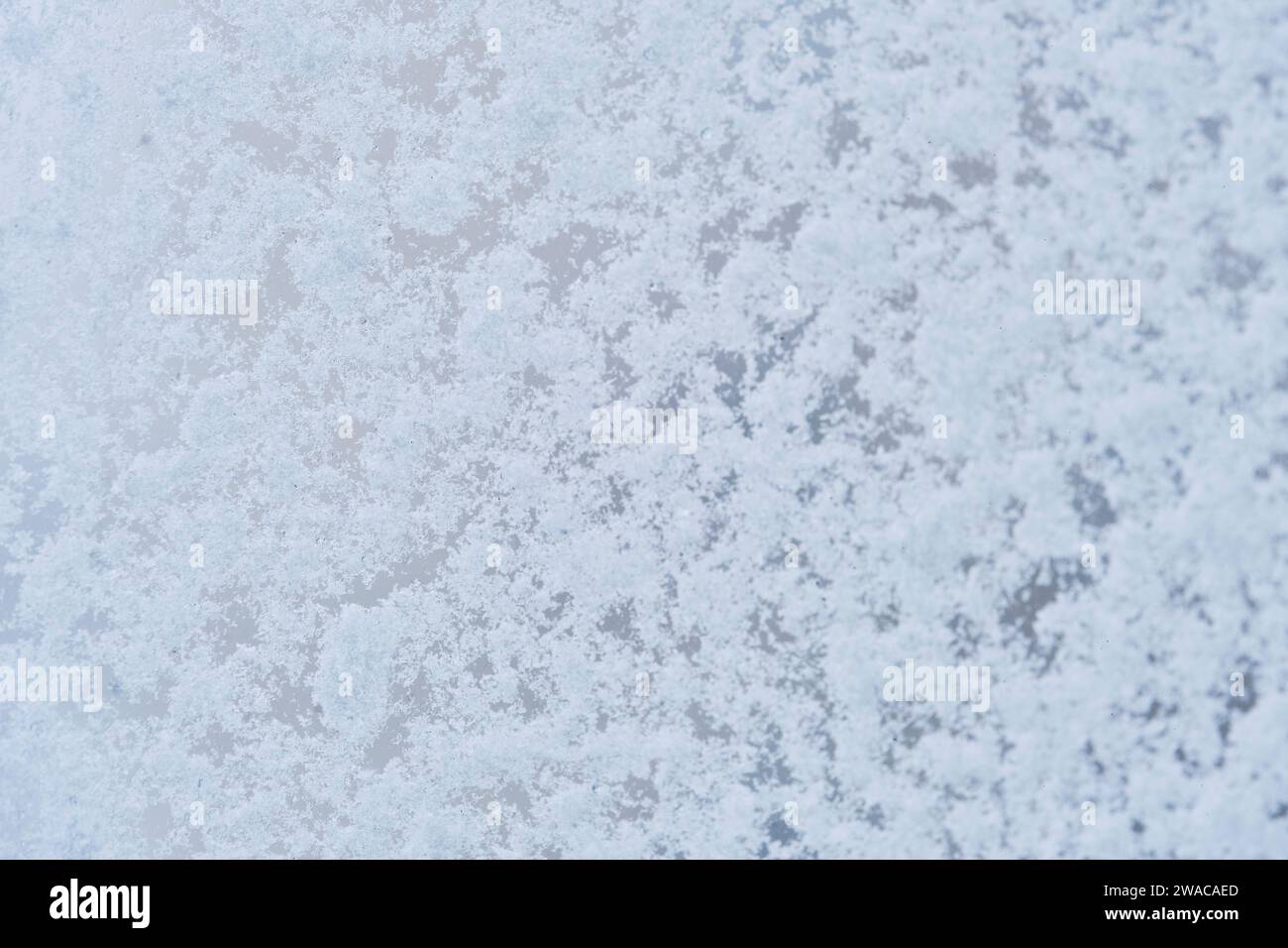Fond, le verre est recouvert de neige et de glace Banque D'Images