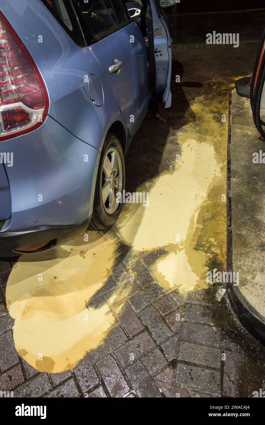 Sable sur déversement de carburant à la station-service, Abergavenny, pays de Galles, Royaume-Uni Banque D'Images