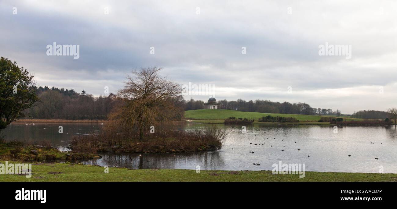 Le lac et en arrière-plan le temple de Minerva à Hardwick Park, Sedgefield, Co.Durham, Angleterre, Royaume-Uni Banque D'Images