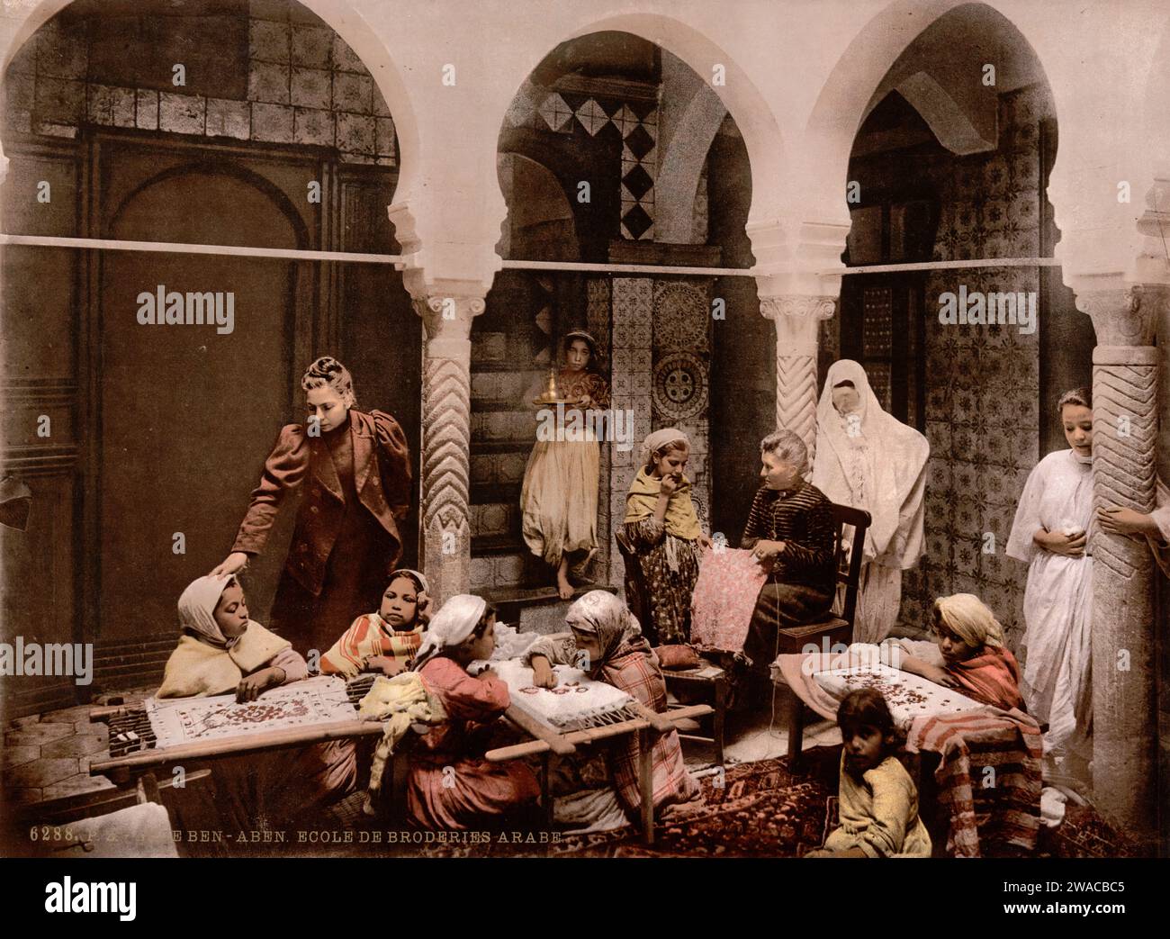 Photographie vintage d'une jeune fille musulmane enseignée à la broderie, à l'école Luce Ben Aben à Alger, Algérie 1899 Banque D'Images