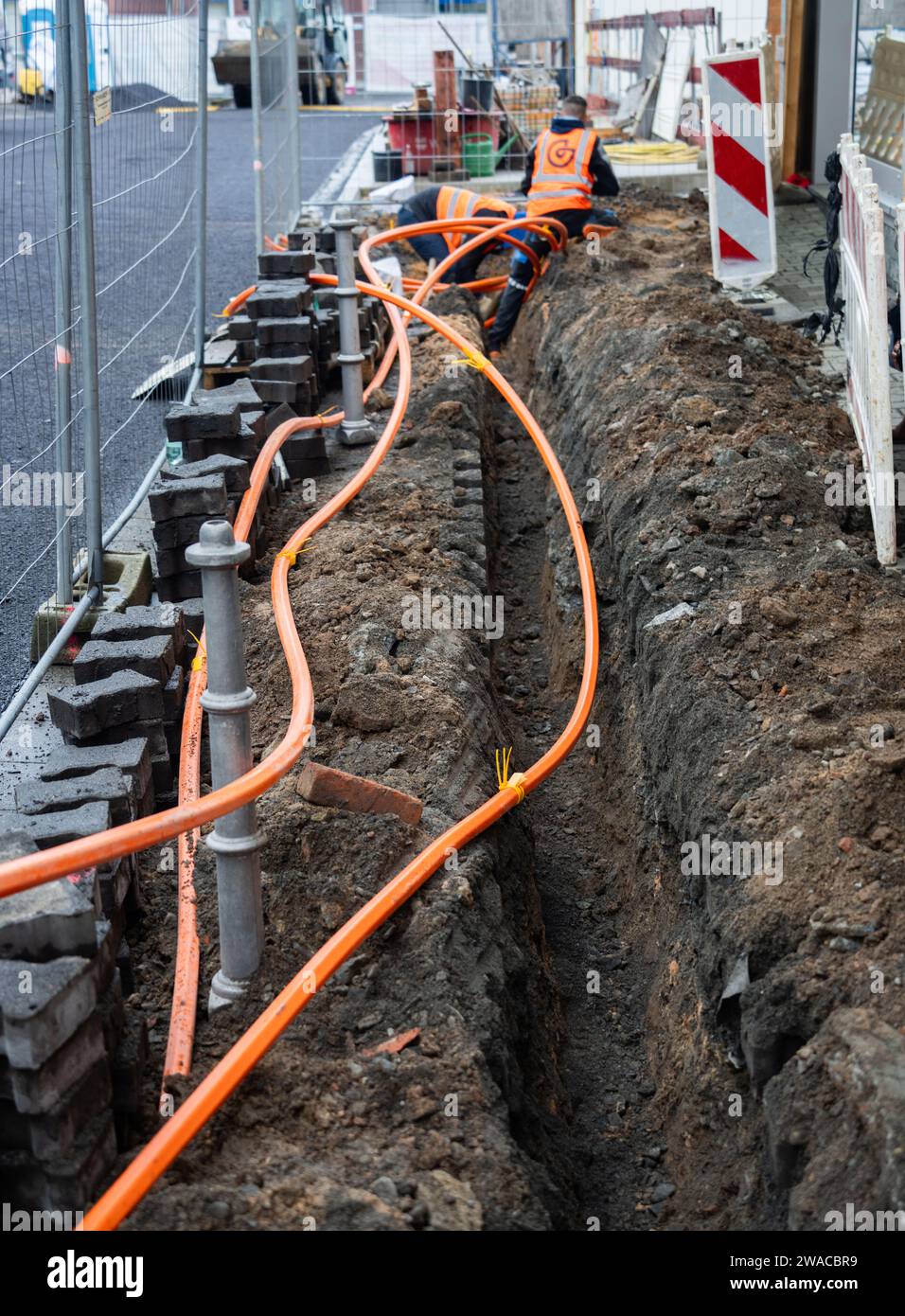 Nidda, Allemagne. 24 novembre 2023. Les ouvriers posent les gaines pour les câbles à fibres optiques dans le centre-ville de Nidda dans le centre de la Hesse. Crédit : Frank Rumpenhorst/dpa/Alamy Live News Banque D'Images