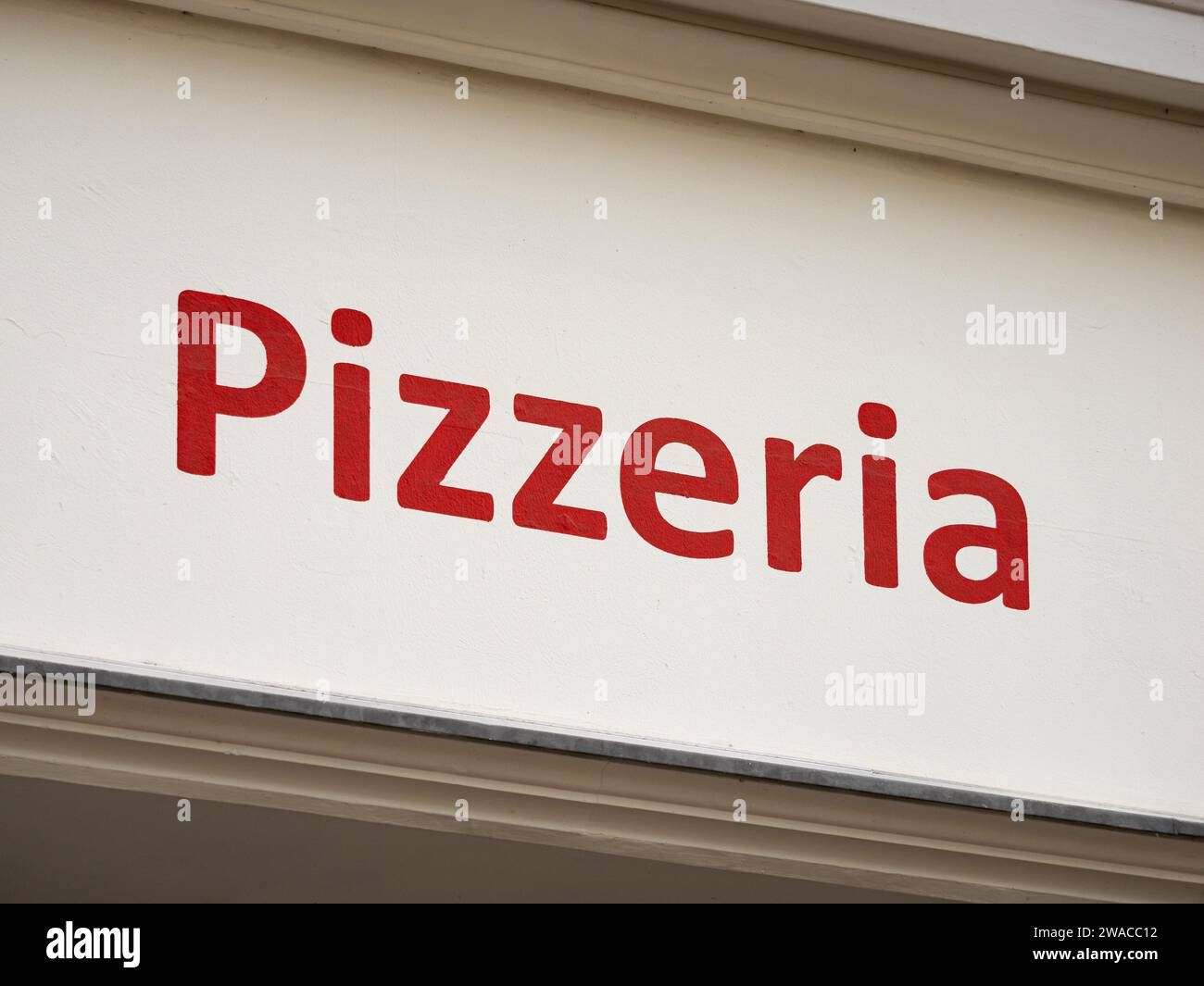 Panneau pizzeria sur la façade d'un restaurant pizza. Magasin italien de restauration rapide avec option de plats à emporter. Délicieuse cuisine méditerranéenne comme une entreprise de gastronomie. Banque D'Images