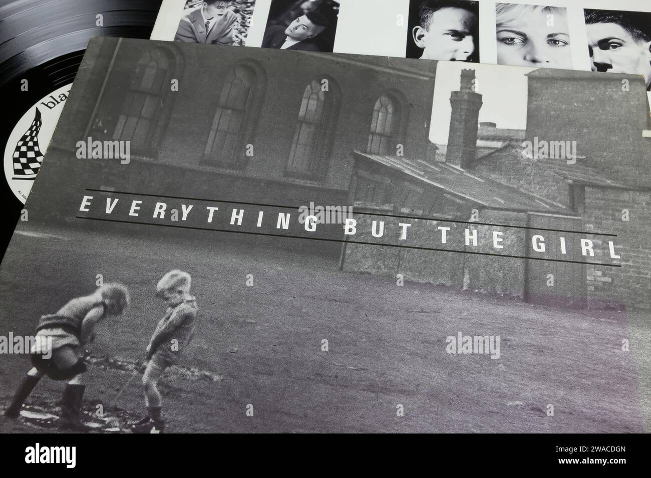 Viersen, Allemagne - mai 9. 2023 : gros plan de Duo Everything but the girl vinyl record britsh socialement critique Cover Love Not Money de 1985 Banque D'Images
