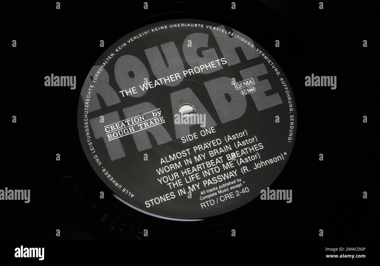 Viersen, Allemagne - mai 9. 2023 : gros plan du label d'album vinyle avec lettrage logo de la société indépendante britannique Rough Trade Records Banque D'Images