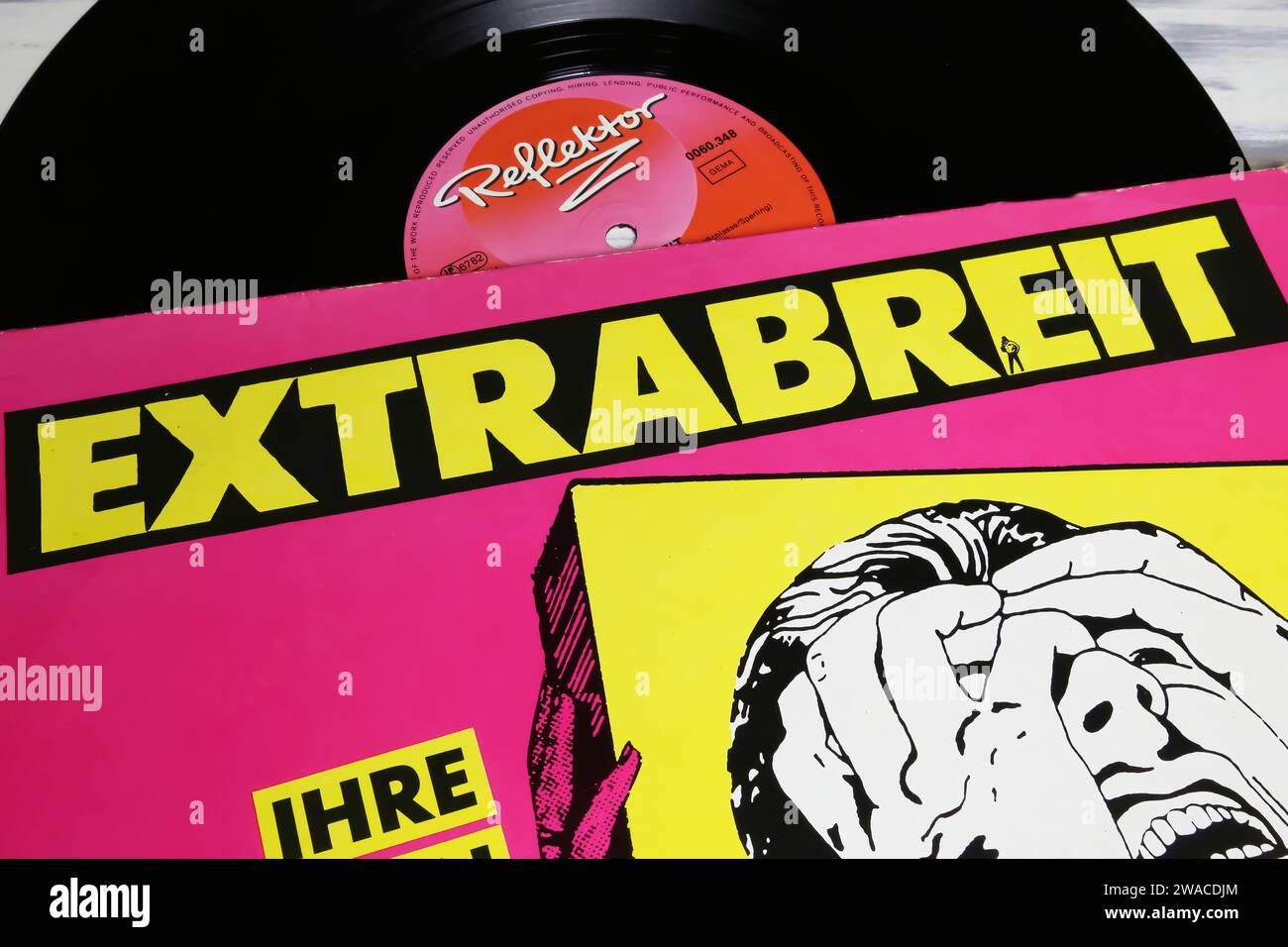 Viersen, Allemagne - mai 9. 2023 : gros plan de la pochette de l'album vinyle du groupe allemand NDW Extrabreit des années 80 Banque D'Images Viersen, Allemagne - mai 9. 2023 : gros plan de la pochette de l'album vinyle du groupe allemand NDW Extrabreit des années 80 Banque D'Images