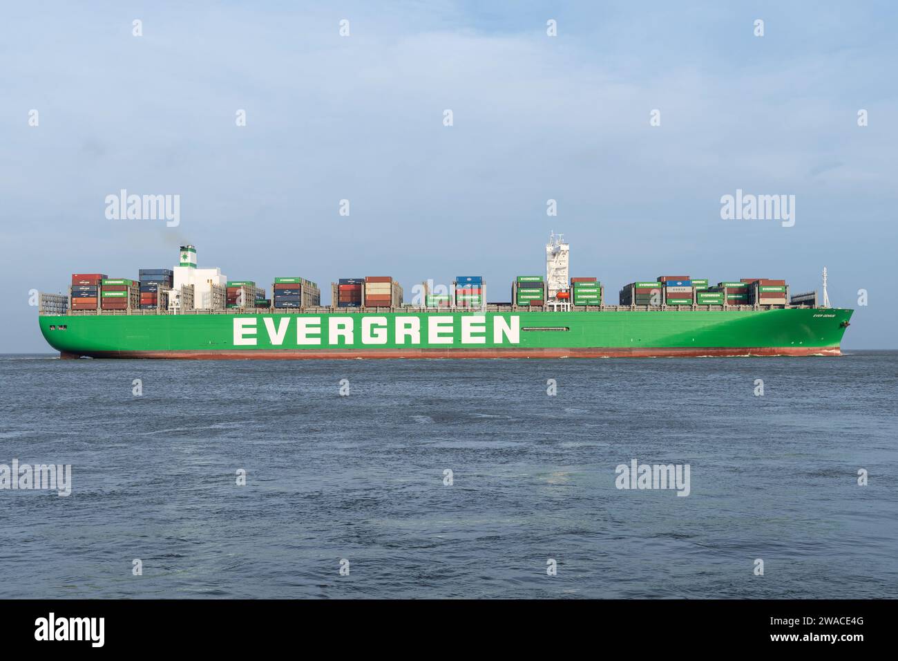 Navire porte-conteneurs Evergreen Ever Genius sur la rivière Elbe Banque D'Images