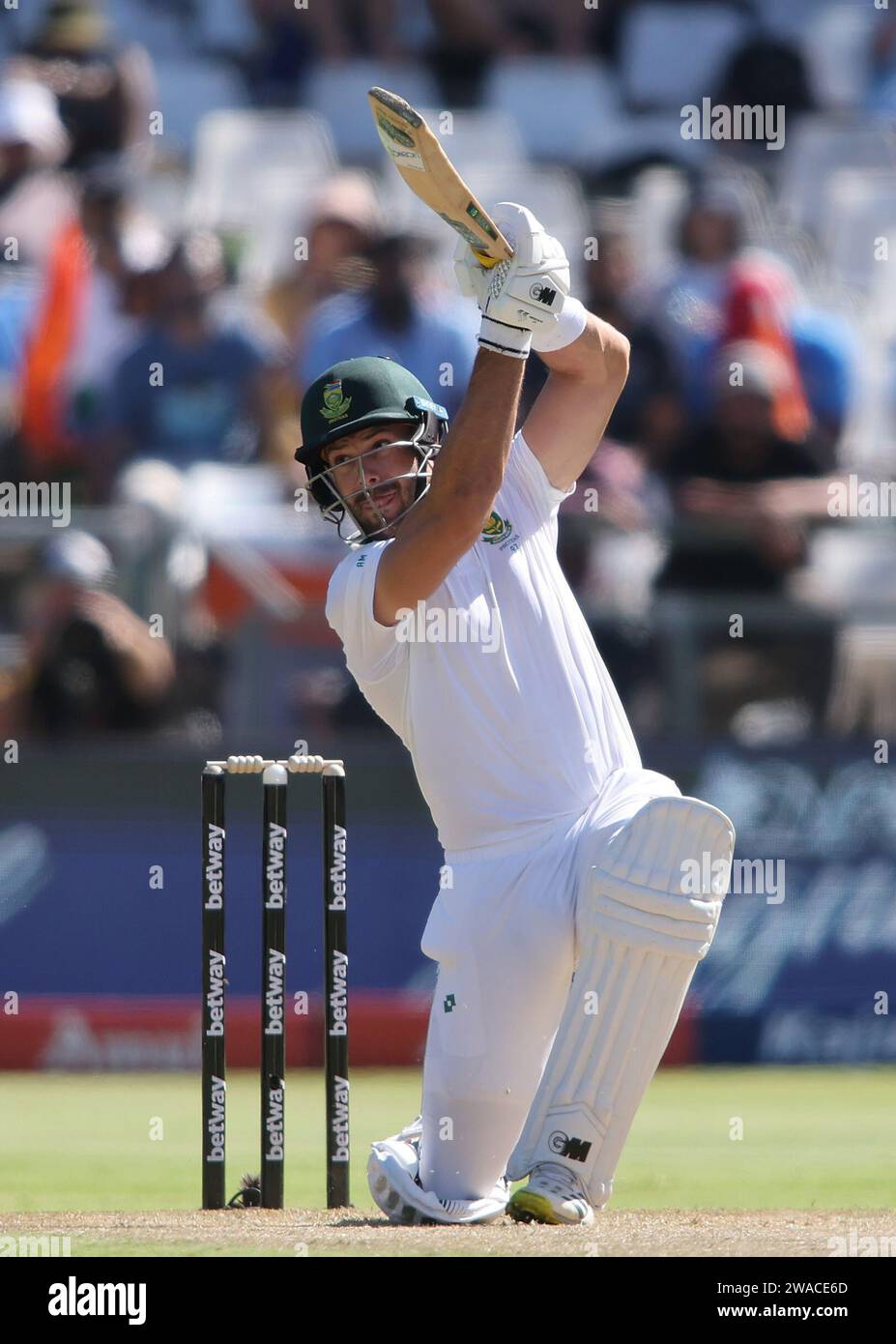 CAPE TOWN, AFRIQUE DU SUD - 03 JANVIER : Aiden Markram d'Afrique du Sud conduit une livraison au-dessus du sommet pendant le jour 1 du 2e Test Match entre l'Afrique du Sud et l'Inde au Newlands Cricket Ground le 03 janvier 2024 au Cap, Afrique du Sud. Photo de Shaun Roy/Alamy Live News Banque D'Images