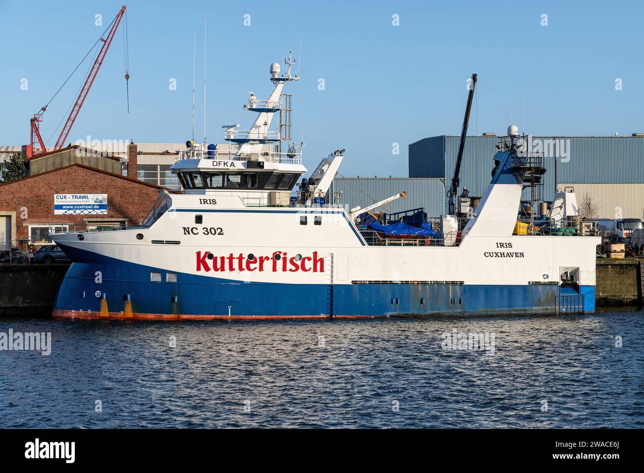 Chalutier Kutterfisch Iris dans le port de Cuxhaven, Allemagne Banque D'Images