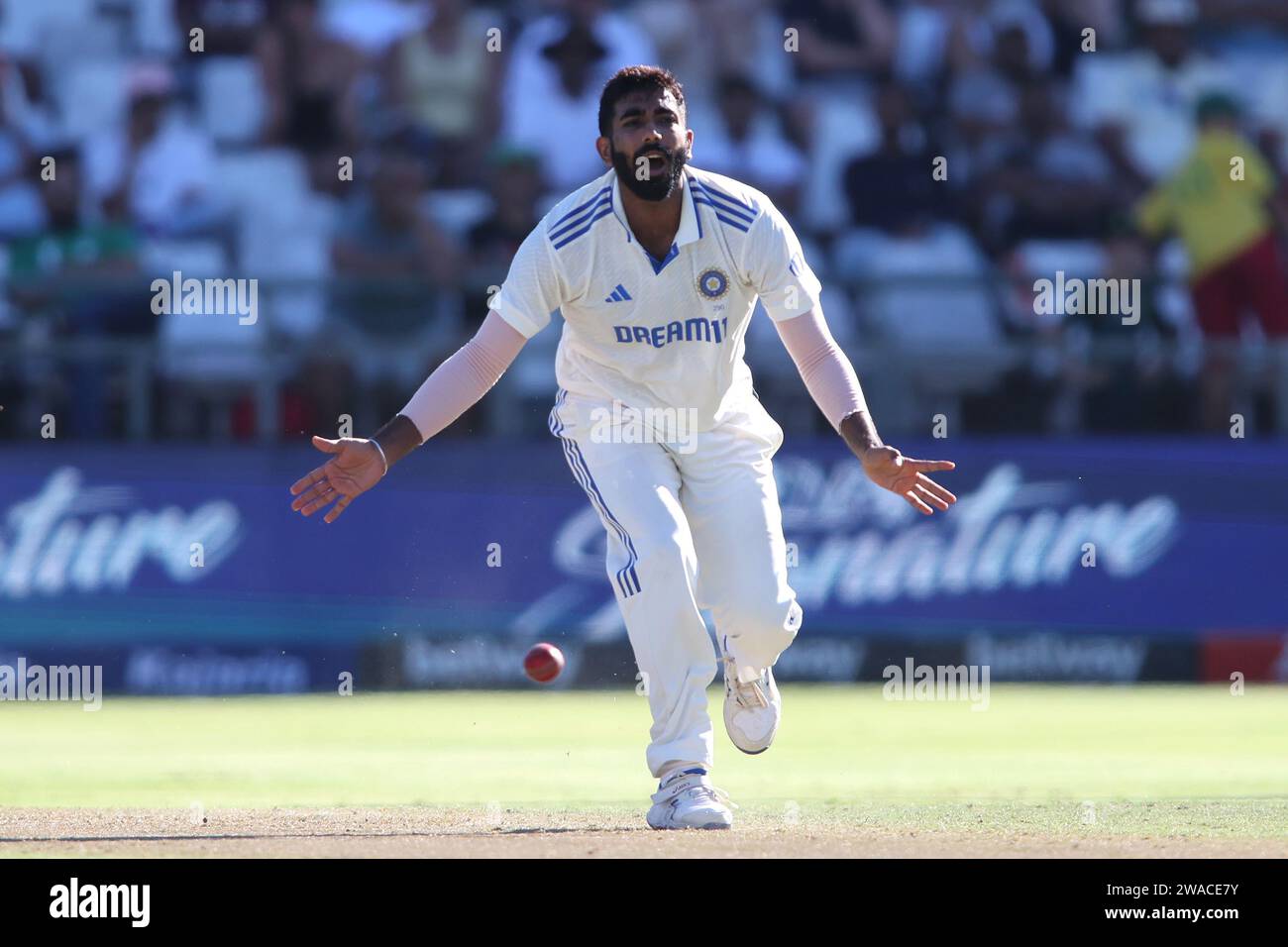 CAPE TOWN, AFRIQUE DU SUD - JANVIER 03 : Jasprit Bumrah, de l'Inde, réagit à une livraison au cours du jour 1 du 2e Test Match entre l'Afrique du Sud et l'Inde au Newlands Cricket Ground le 03 janvier 2024 au Cap, en Afrique du Sud. Photo de Shaun Roy/Alamy Live News Banque D'Images