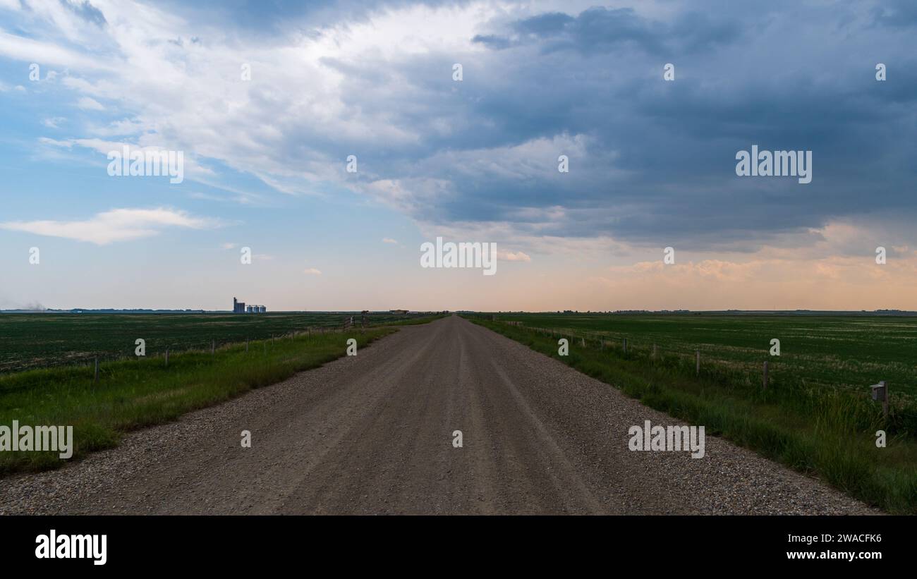 Un chemin de terre mène à un orage sur Alberta Prairie, Canada Banque D'Images