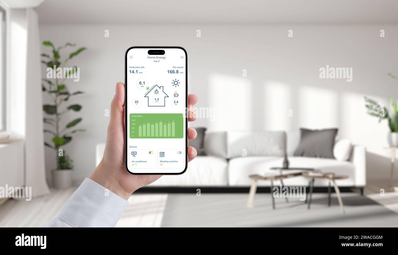 Mains tient le téléphone affichant l'application d'énergie solaire dans un salon confortable, gérer et surveiller sans effort l'énergie verte pour une vie durable Banque D'Images