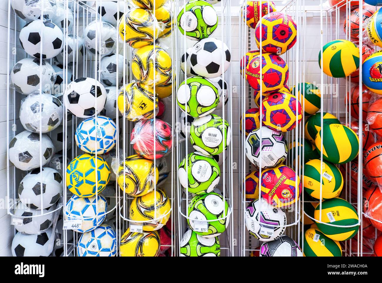 Samara, Russie - 20 mai 2023 : balles pour différents sports. Boules de différentes couleurs et marques affichées sur des étagères à vendre Banque D'Images