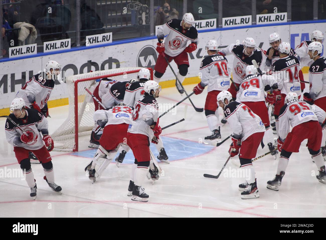 Saint-Pétersbourg, Russie. 03 janvier 2024. Joueurs du club de hockey Vityaz vus en action pendant la Ligue de hockey Kontinental, saison régulière KHL 2023 - 2024 entre SKA Saint-Pétersbourg et Vityaz Moscou région au Palais des sports de glace. Score final ; SKA Saint-Pétersbourg 6:1 Vityaz région de Moscou. Crédit : SOPA Images Limited/Alamy Live News Banque D'Images