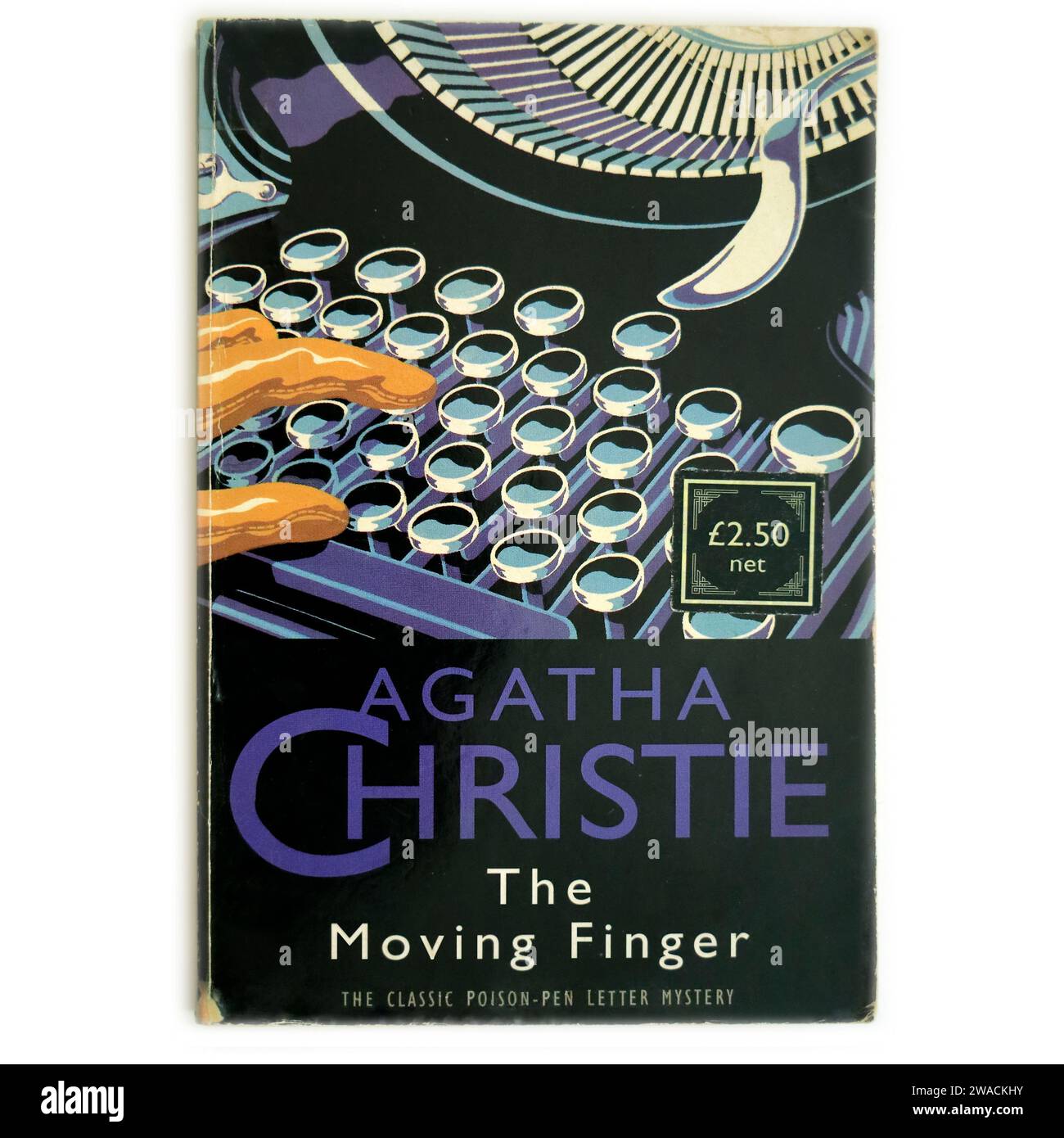 Le doigt en mouvement. Un livre de poche Agatha Christie sur fond blanc. Configuration du studio. Décembre 2023 Banque D'Images
